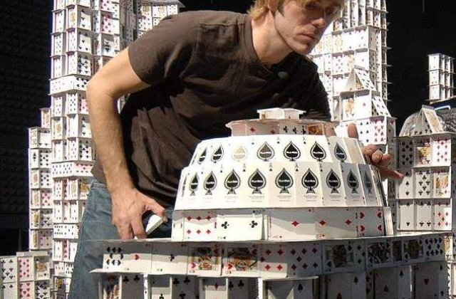 Trei cladiri faimoase din Bucuresti, recreate din carti de joc