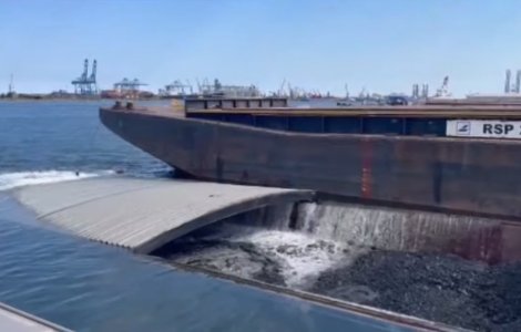VIDEO O barjă cu 1.700 de tone de cărbune s-a scufundat în Portul din Constanța