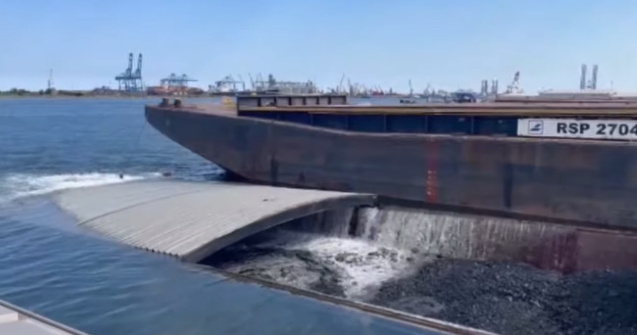 VIDEO O barjă cu 1.700 de tone de cărbune s-a scufundat în Portul din Constanța
