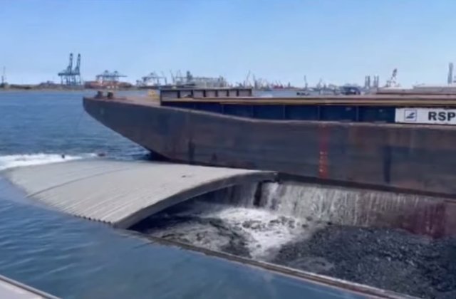 VIDEO O barjă cu 1.700 de tone de cărbune s-a scufundat în Portul din Constanța