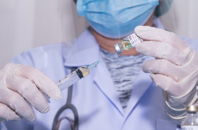 Românii se pot vaccina anti-COVID-19 cu a patra doză începând din 16 mai