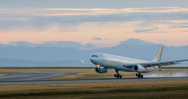 VIDEO Un pasager a aterizat un avion după ce pilotului i s-a făcut rău