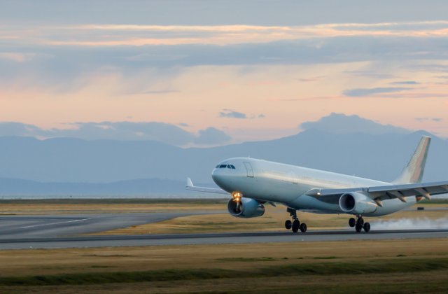 VIDEO Tensiune maximă la bordul unei aeronave din SUA. Un pasager a reușit să aterizeze un avion după ce pilotului i s-a făcut rău