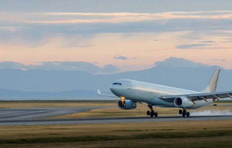 VIDEO Tensiune maximă la bordul unei aeronave din SUA. Un pasager a reușit să aterizeze un avion după ce pilotului i s-a făcut rău