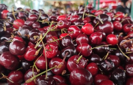 Un kilogram de cireșe costă cât 10 kilograme de carne