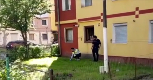 O tânără care a vrut să se sinucidă a alunecat de la etajul 4, în Reșița