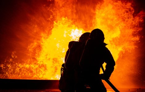 Incendiu de proporții la un depozit de țevi de lângă Oradea