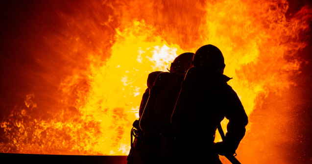 Incendiu de proporții la un depozit de țevi de lângă Oradea