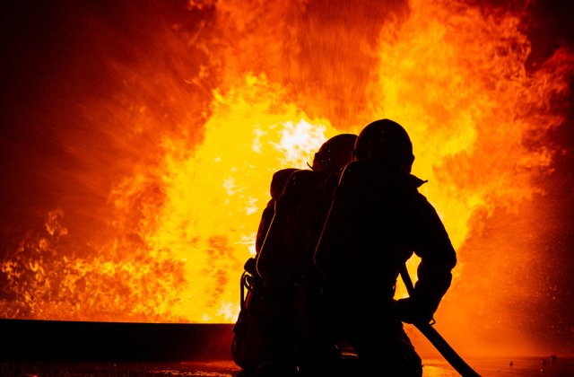 Incendiu de proporții la un depozit de țevi de lângă Oradea. Pompierii luptă să stingă flăcările