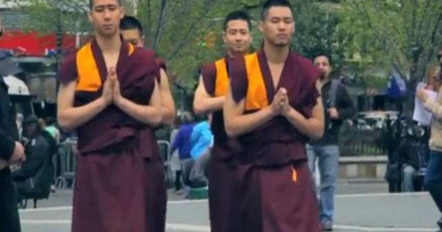  Video  Patru budisti fac breakdance in memoria fostului Beastie Boy, Adam Yauch