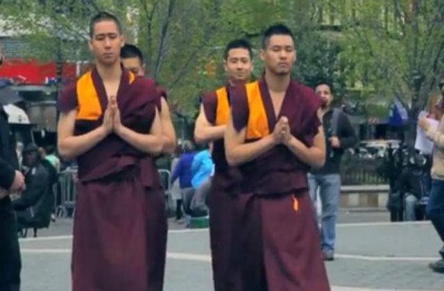 [VIDEO] Patru budisti fac breakdance in memoria fostului Beastie Boy, Adam Yauch