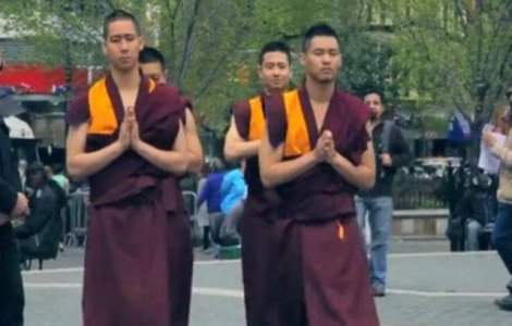  Video  Patru budisti fac breakdance in memoria fostului Beastie Boy, Adam Yauch