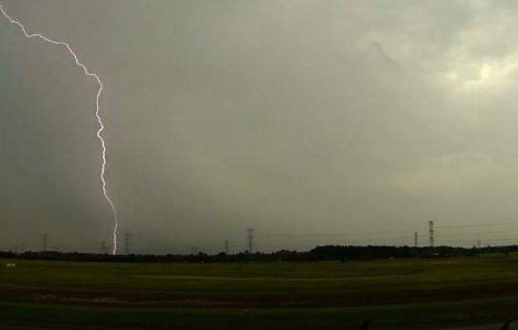  Video  Imagini spectaculoase cu fulgere uriase