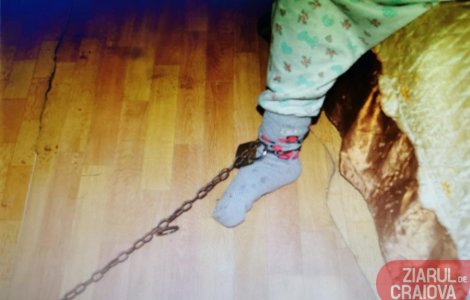 Bunică arestată la domiciliu, după ce și-a legat nepoata cu un lanț de pat
