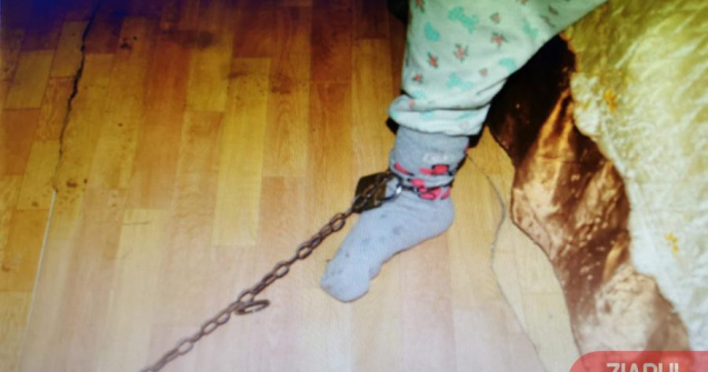 Bunică arestată la domiciliu, după ce și-a legat nepoata cu un lanț de pat