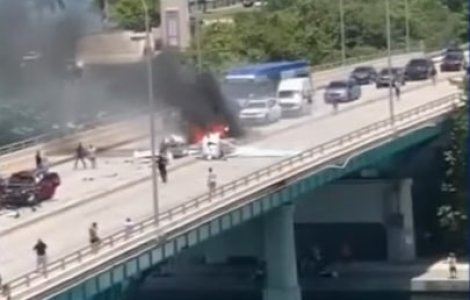 VIDEO Un avion s-a prăbuși pe un pod din Miami. O persoană a murit