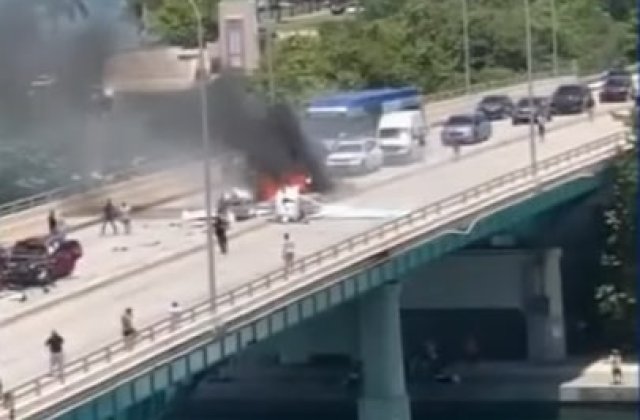 VIDEO O persoană a murit și alte cinci au fost rănite după ce un avion s-a prăbușit pe un pod din Miami