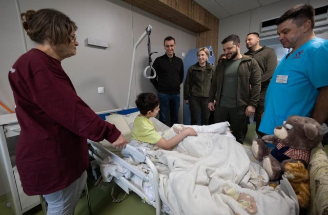 Povestea lui Ilia, un băiețel de 10 ani care și-a pierdut mama în război. Președintele Zelenski l-a vizitat în spital