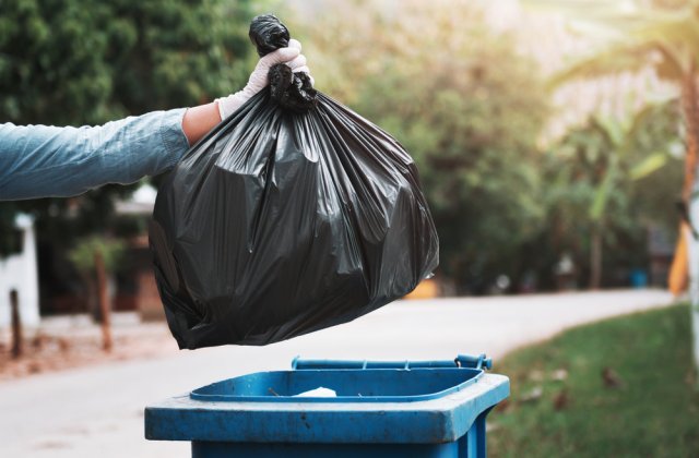 Un primar din Covasna premiază din salariul lui persoanele ce prezintă probe cu cetățenii care aruncă gunoi 