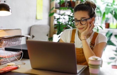 4 sfaturi care te ajută să fii mai eficientă când muncești de acasă