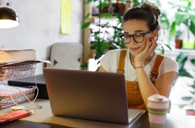 4 sfaturi care te ajută să fii mai eficientă când muncești de acasă