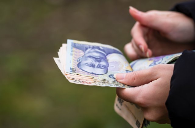 România, la extreme: Unii se pregătesc de criză, alții câștigă peste 20.000 de lei. Domeniile în care salariile au crescut mult în ultimii ani 