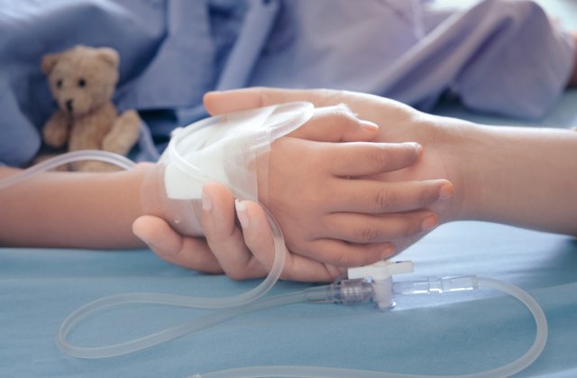 Rebeca, fetița de 5 ani care a suferit un transplant de ficat, este &icirc;n stare foarte gravă
