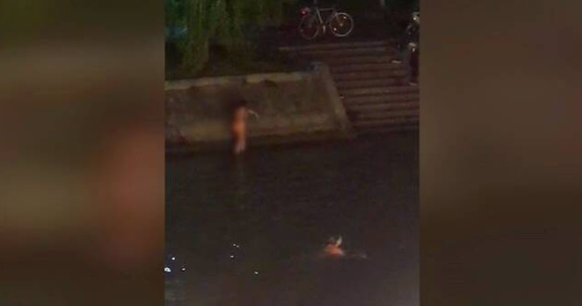 Cinci tinere goale-pușcă, la scăldat în Bega, în Timișoara