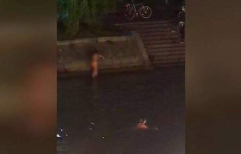 Cinci tinere goale-pușcă, filmate la scăldat în Bega, în Timișoara