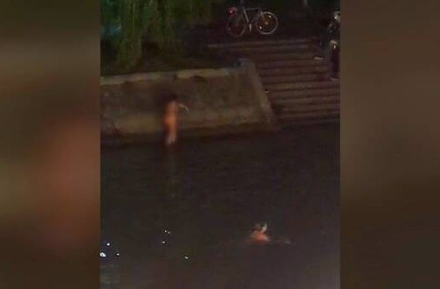 Cinci tinere goale-pușcă, filmate la scăldat &icirc;n Bega, &icirc;n Timișoara