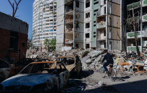 Locuitorii din Kiev circulă cu bicicletele din cauza lipsei de combustibil