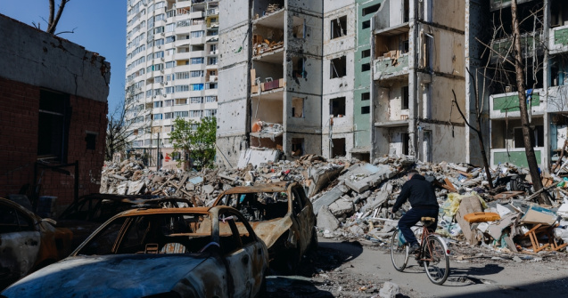 Locuitorii din Kiev circulă cu bicicletele din cauza lipsei de combustibil