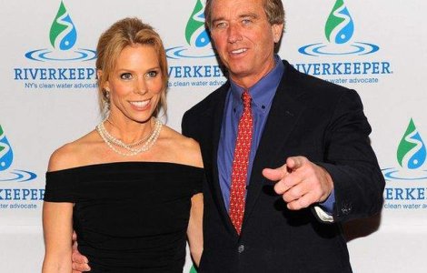 Robert Kennedy Jr. si Cheryl Hines s-au logodit
