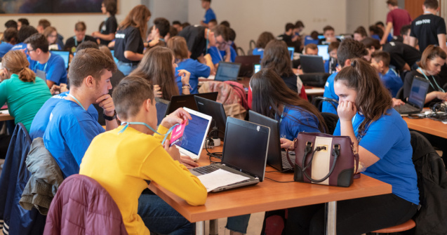 Guvernul vrea să ofere credite de 10.000 de euro pentru studenții din România