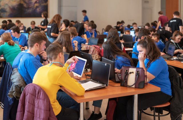 Guvernul vrea să ofere credite de 10.000 de euro pentru studenții din Rom&acirc;nia