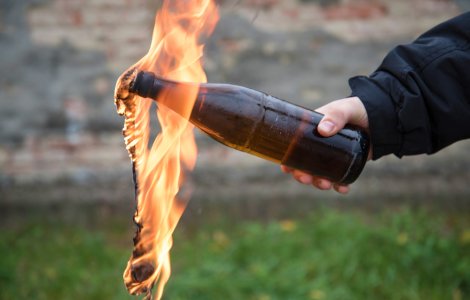 Mai multe comisariate militare din Rusia au fost atacate cu cocktailuri Molotov