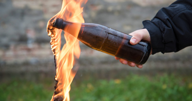 Mai multe comisariate militare din Rusia au fost atacate cu cocktailuri Molotov