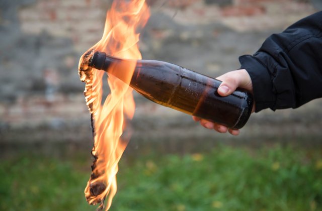 Mai multe comisariate militare din Rusia au fost atacate cu cocktailuri Molotov
