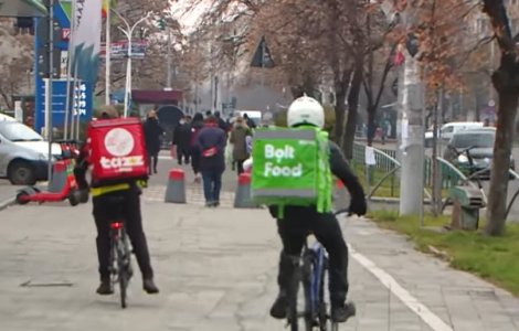 Mâncarea livrată devine un lux. Mulți români preferă să vină cu pachetul de acasă la muncă