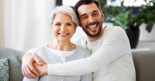 Peste 2,2 milioane de tineri cu vârsta de până la 34 de ani din România încă locuiesc cu părinții