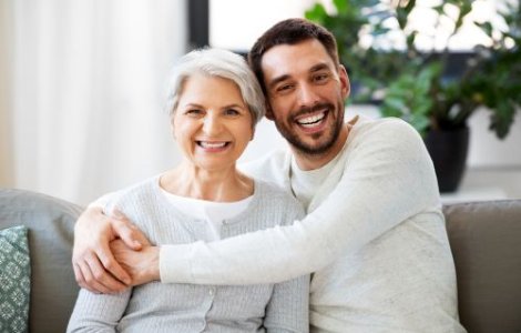 Peste 2,2 milioane de tineri cu vârsta de până la 34 de ani din România încă locuiesc cu părinții