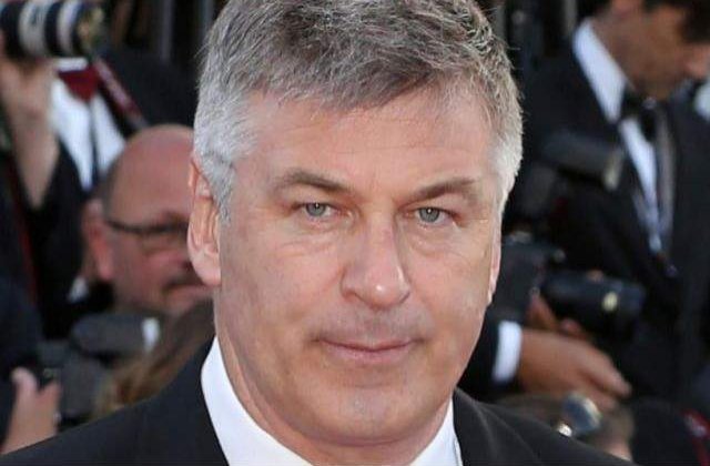 Alec Baldwin, arestat pentru ca ca a mers cu bicicleta pe sens interzis
