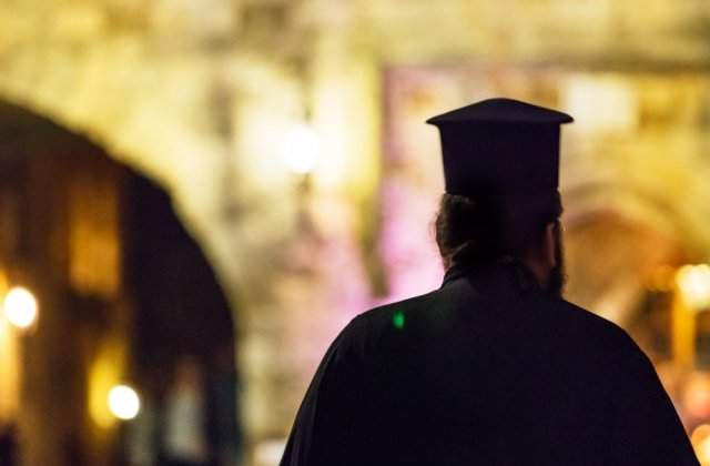 Doi preoți, unul ucrainean și unul rom&acirc;n, au băut p&acirc;nă la leșin, &icirc;n Vaslui. Al nostru s-a prăbușit, al lor vrea &icirc;napoi acasă 