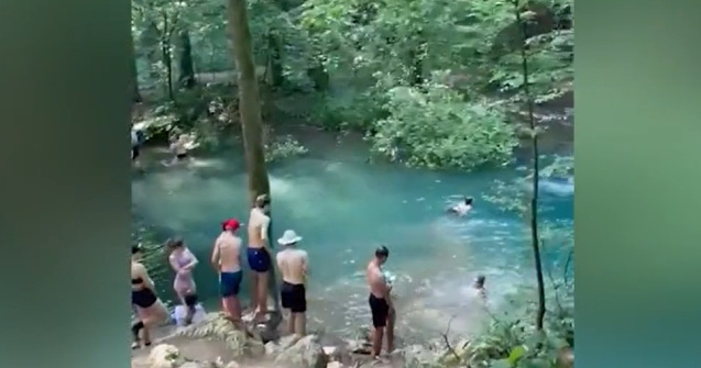 Mai mulți turiști, filmați când făceau baie în lacul Ochiul Bei din Cheile Nerei