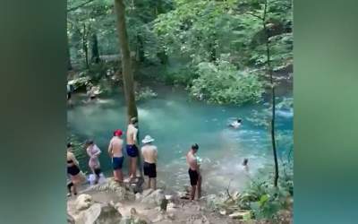 Mai mulți turiști, filmați...