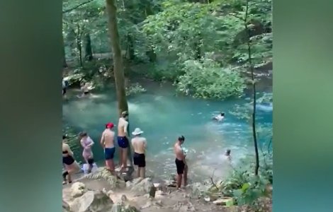 Mai mulți turiști, filmați când făceau baie în lacul Ochiul Bei din Cheile Nerei