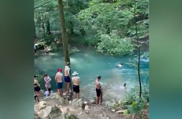 Mai mulți turiști, filmați c&acirc;nd făceau baie &icirc;n lacul Ochiul Bei din Cheile Nerei. Ce sancțiuni riscă