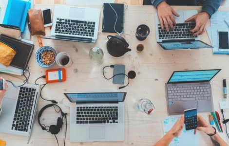 Transformarea educației prin tehnologie și modele pe bază de abonament