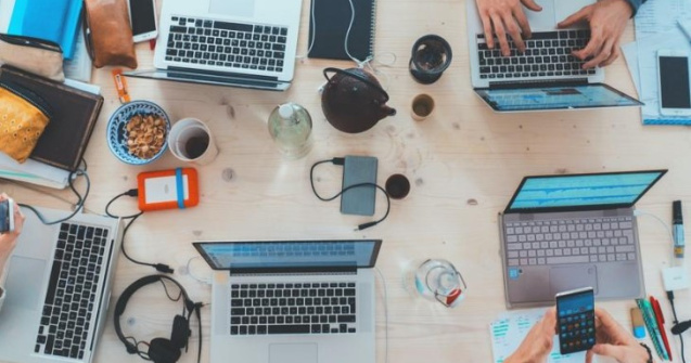 Transformarea educației prin tehnologie și modele pe bază de abonament