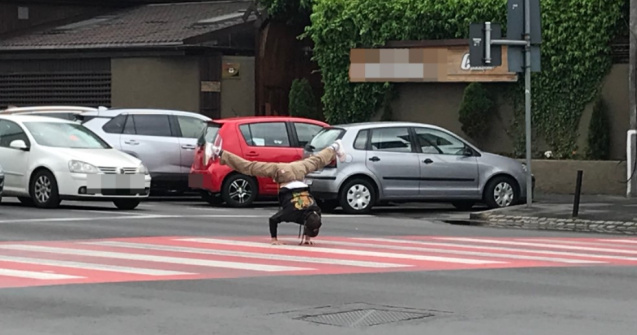Breakdance pe zebră, noua metodă de cerșit la Brașov